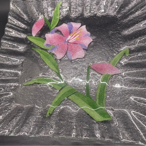 Fused Glass "Day Lily " Square Plate in excellent condition! No chips or cracks - Picture 2 of 4